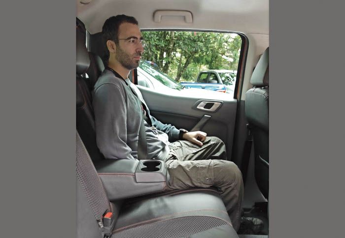 ¶φθονος ο χώρος για τα γόνατα και το κεφάλι, όμως ένας τρίτος επιβάτης θα χωρέσει με μικρές παραχωρήσεις.